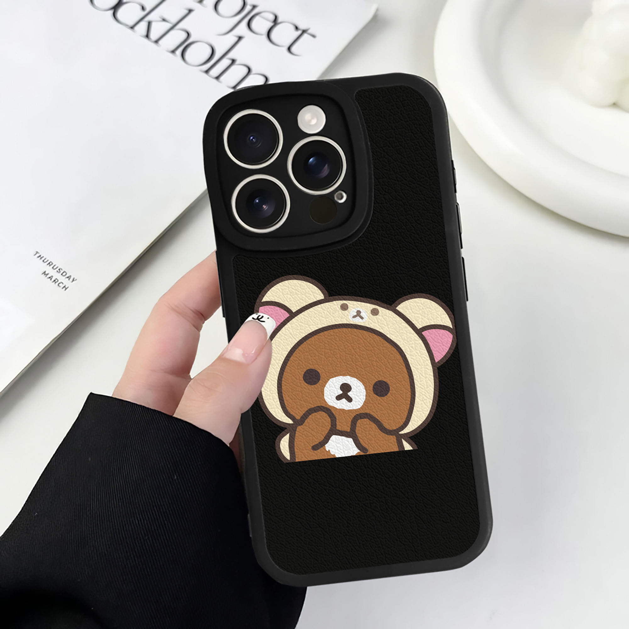 （画像用） リラックマ リラックマ キイロイトリ Rilakkuma Korilakkuma Kiiroitori 【iPhone 16シリーズ対応】シリコンスマホケース（レザー調） 材質：シリコン